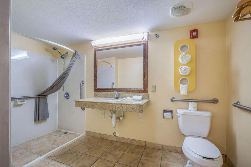 Rodeway Inn & Suites - image 2