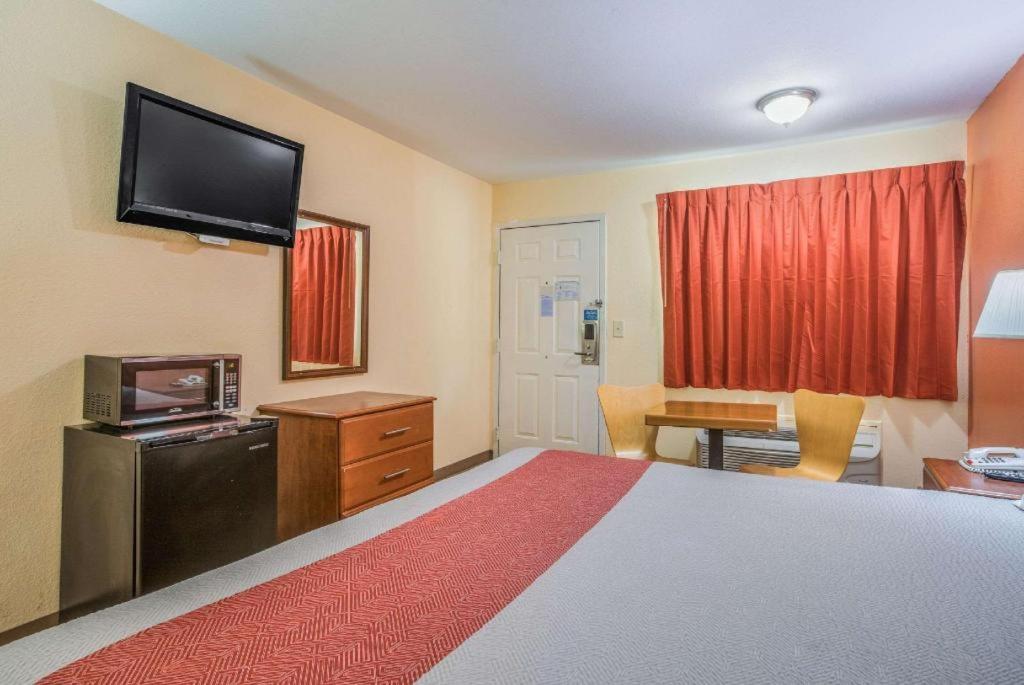 Rodeway Inn & Suites - image 3