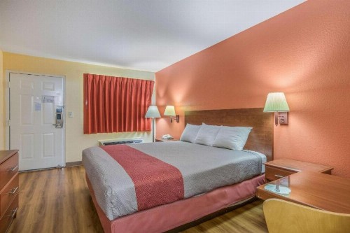 Rodeway Inn & Suites - image 6
