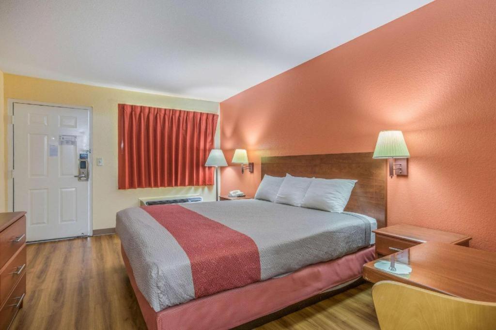 Rodeway Inn & Suites - image 6
