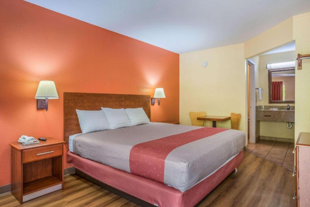 Rodeway Inn & Suites - image 7