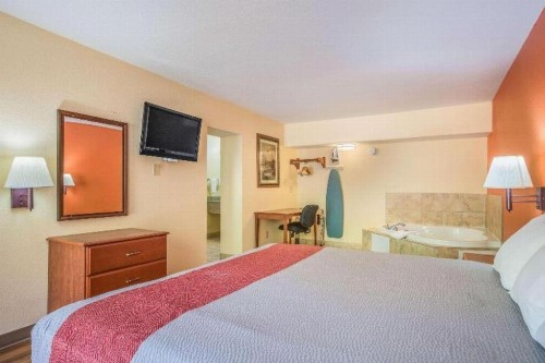 Rodeway Inn & Suites - image 11