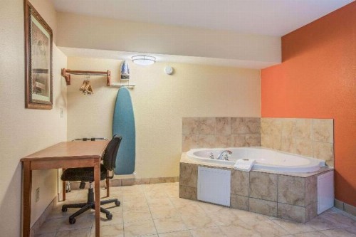 Rodeway Inn & Suites - image 13