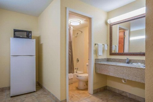 Rodeway Inn & Suites - image 14
