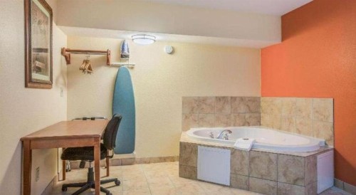 Rodeway Inn & Suites - image 15