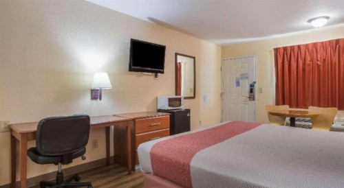 Rodeway Inn & Suites - image 19