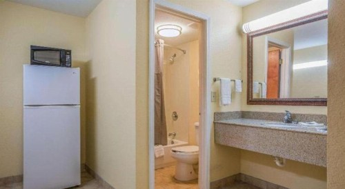 Rodeway Inn & Suites - image 20