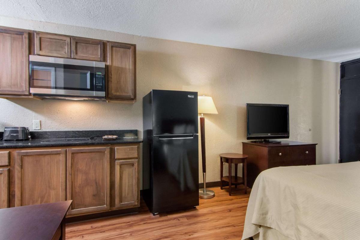 Suburban Extended Stay Hotel - image 7