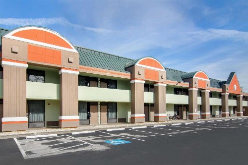 Suburban Extended Stay Hotel - image 9