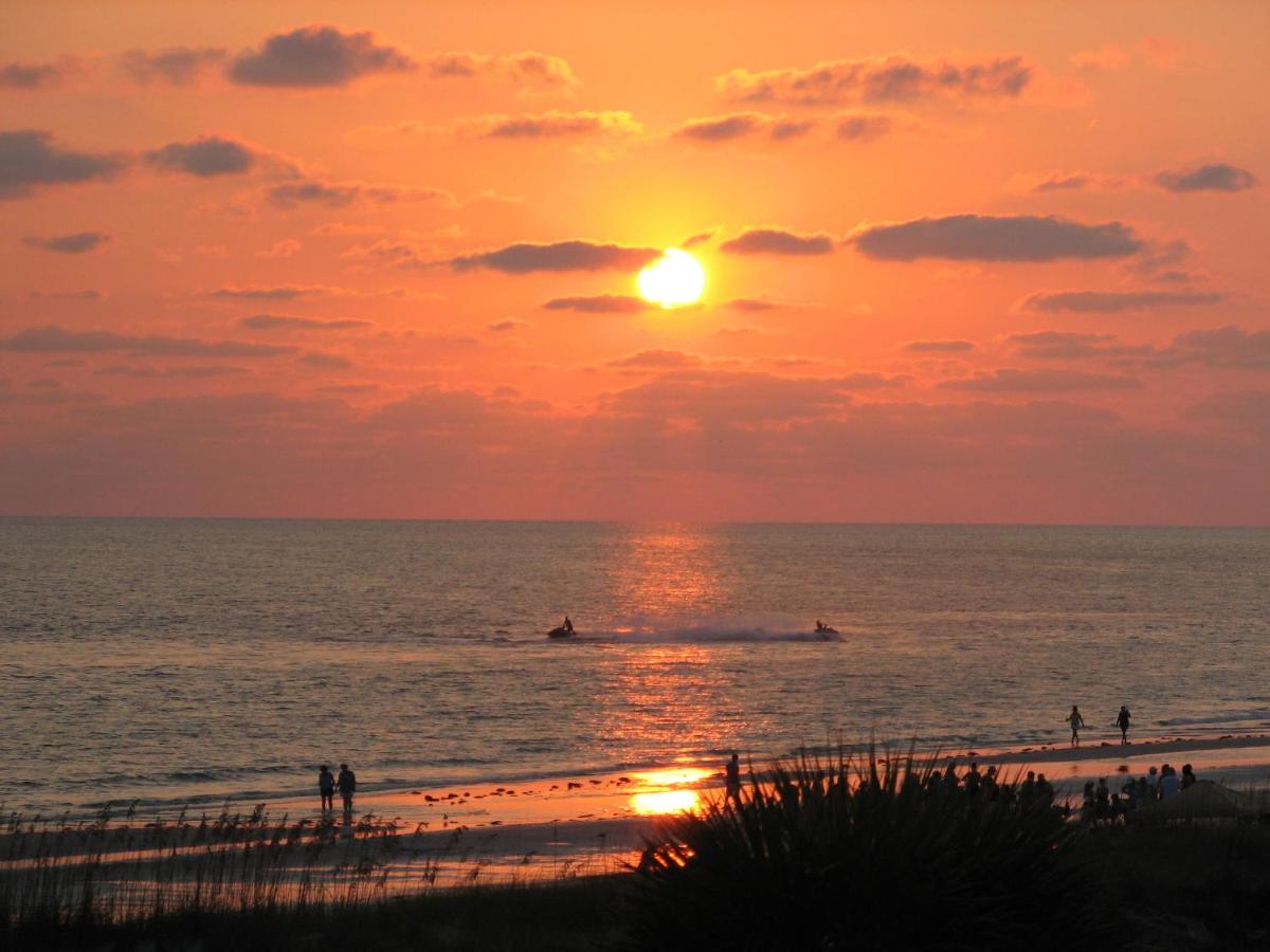 Barefoot Beach Club - image 2