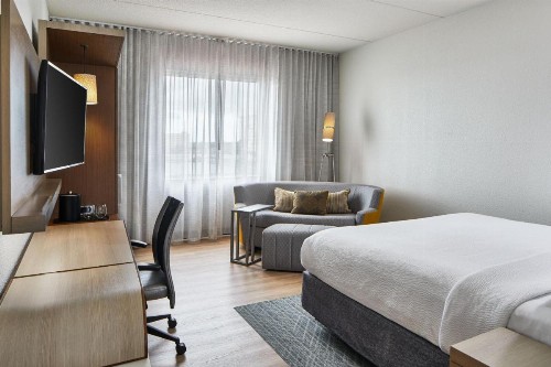 Courtyard by Marriott St. Petersburg Clearwater/Madeira Beach - image 11