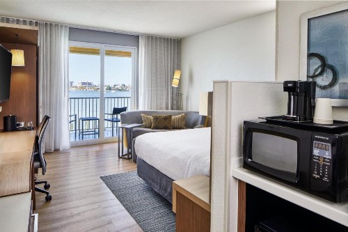 Courtyard by Marriott St. Petersburg Clearwater/Madeira Beach - image 3