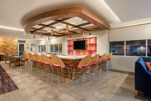 La Quinta by Wyndham Madera - image 8
