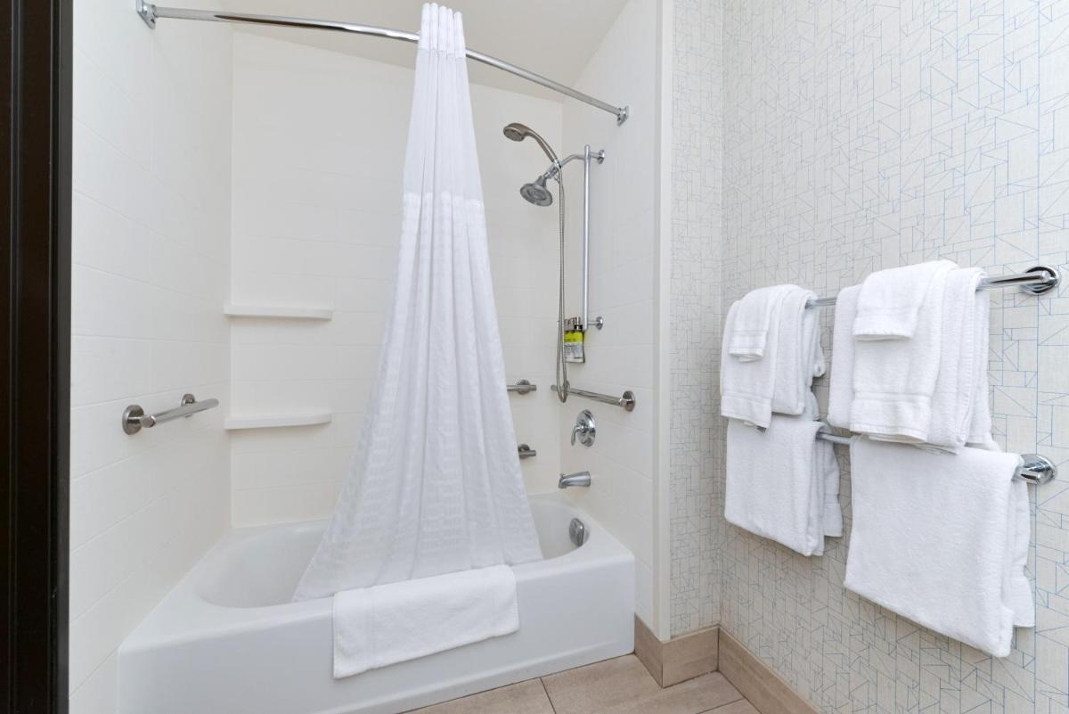 Holiday Inn Express Madera an IHG Hotel - image 2
