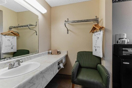 Knights Inn Madera - image 10
