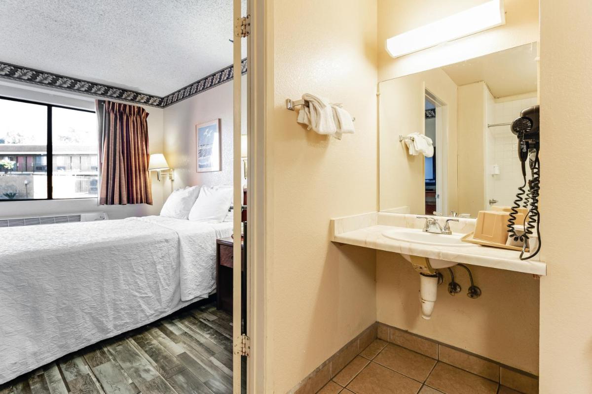 Knights Inn Madera - image 2