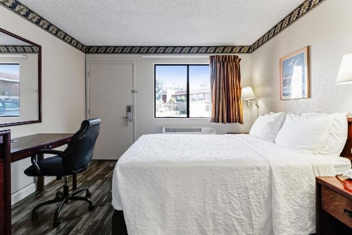 Knights Inn Madera - image 3