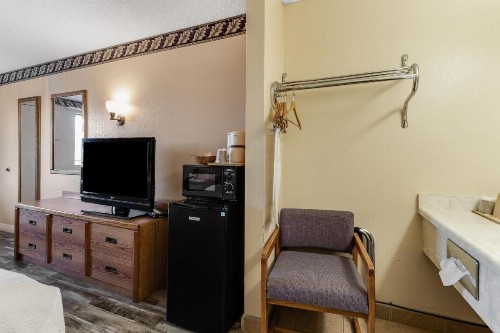 Knights Inn Madera - image 6