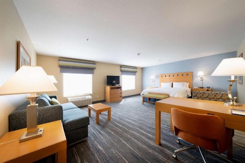 Hampton Inn & Suites Madera - image 10