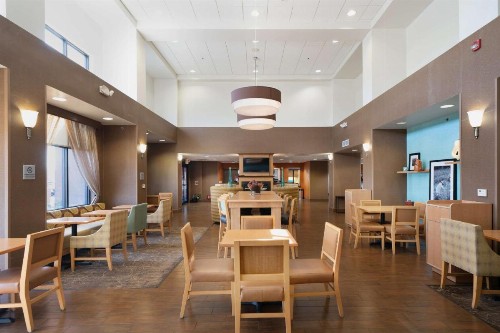 Hampton Inn & Suites Madera - image 20