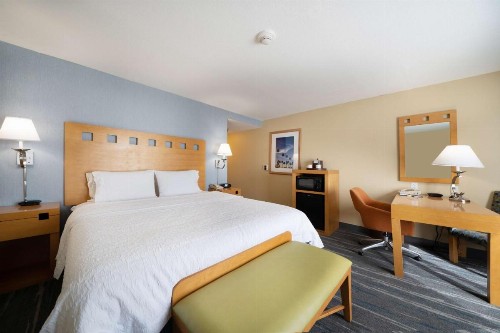 Hampton Inn & Suites Madera - image 24