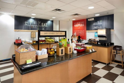Hampton Inn & Suites Madera - image 39