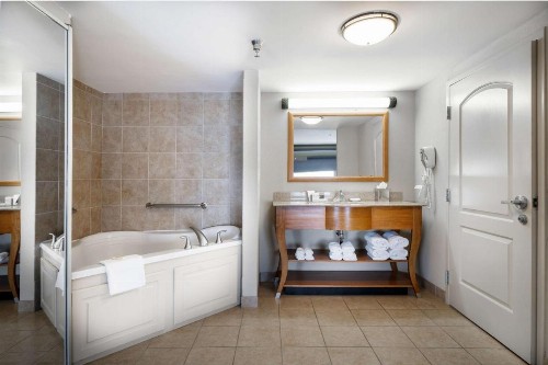 Hampton Inn & Suites Madera - image 9