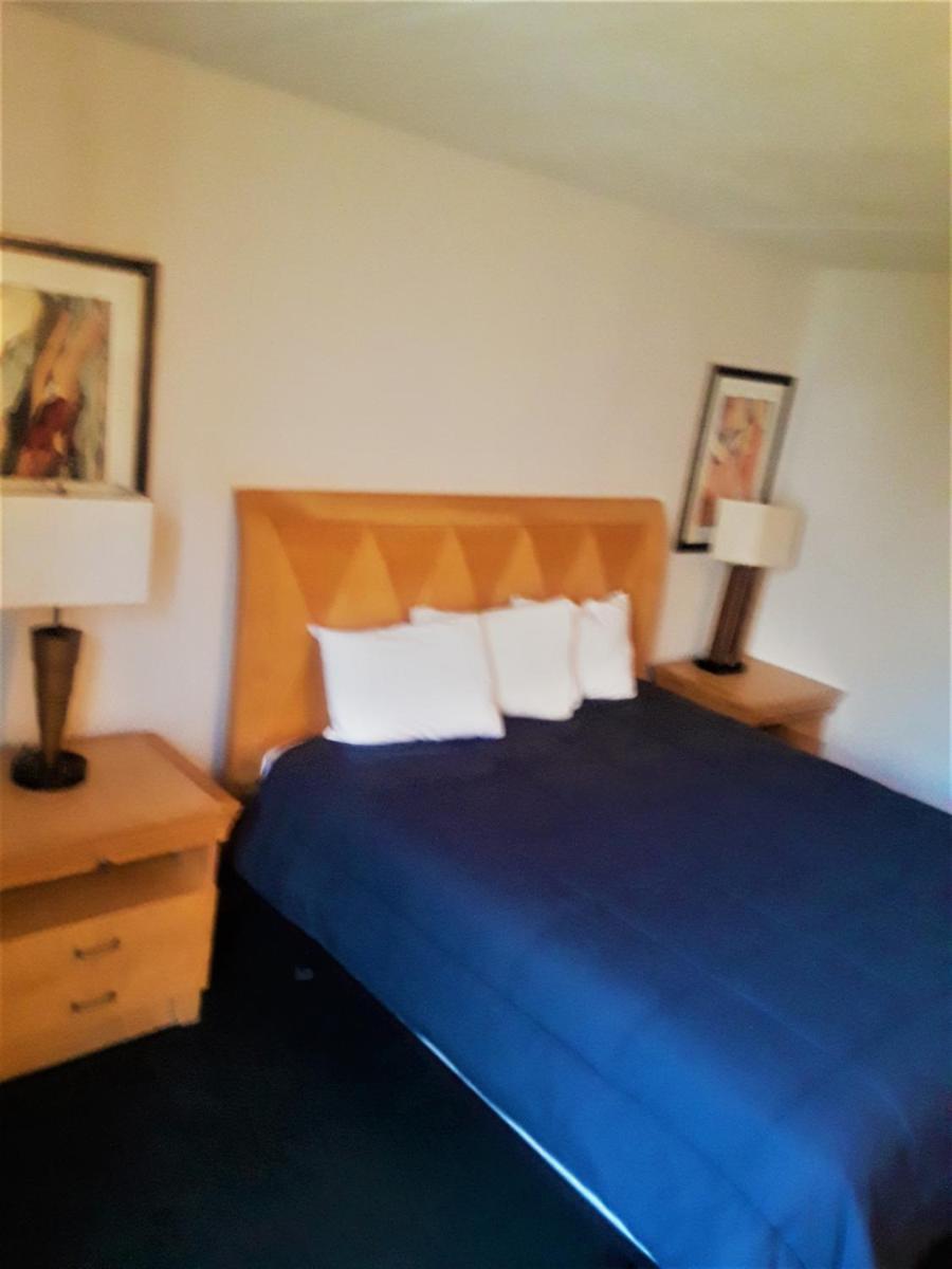 Madison Inn & Suites - image 6