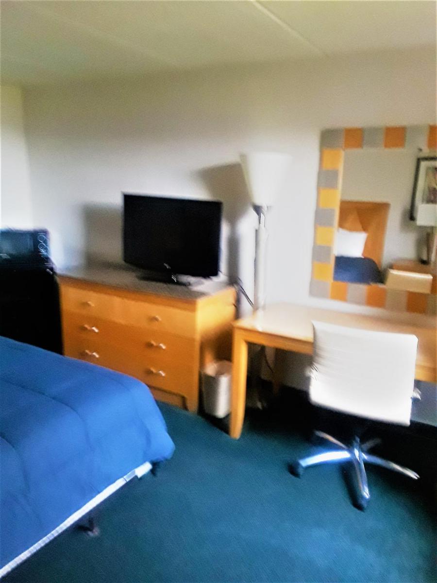 Madison Inn & Suites - image 7