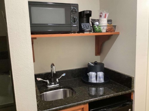 Best Western Plus Madison Inn - image 10