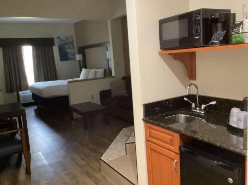 Best Western Plus Madison Inn - image 13