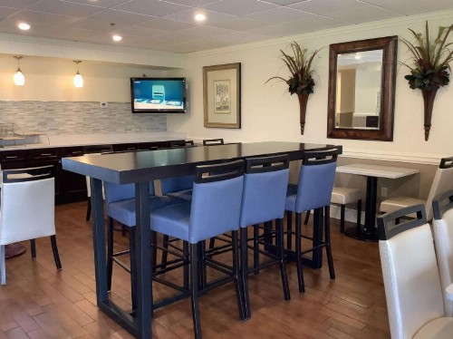 Best Western Plus Madison Inn - image 9