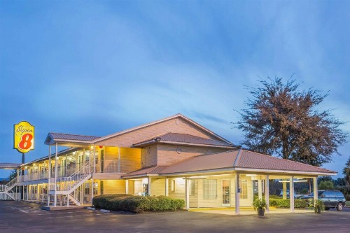 Super 8 by Wyndham Madison - image 2