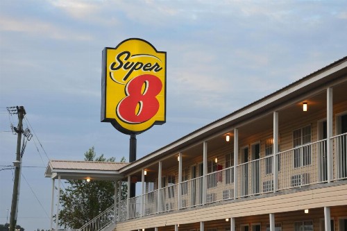 Super 8 by Wyndham Madison - image 30