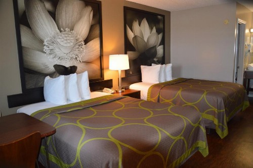 Super 8 by Wyndham Madison - image 35