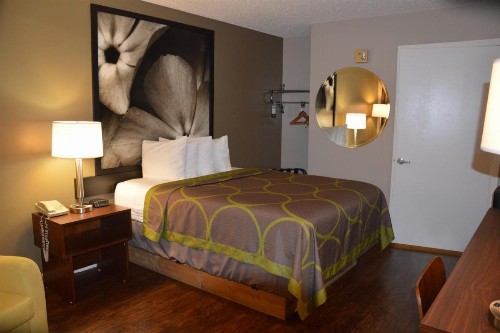 Super 8 by Wyndham Madison - image 36