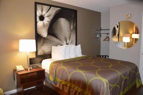 Super 8 by Wyndham Madison - image 37