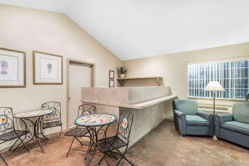 Super 8 by Wyndham Madison - image 4