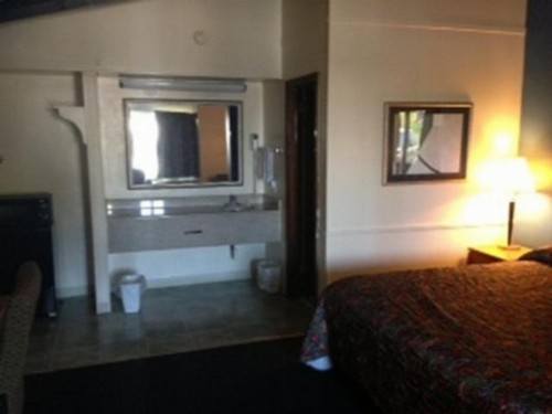 Budget Inn - Madison - image 4