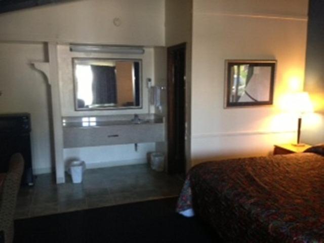 Budget Inn - Madison - image 4