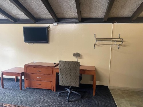 Budget Inn - Madison - image 8