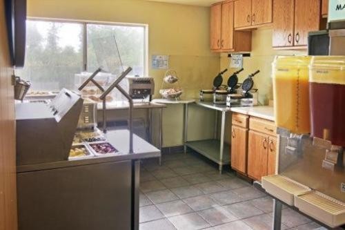 Americas Best Value Inn Madison - image 40