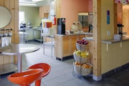 Americas Best Value Inn Madison - image 41
