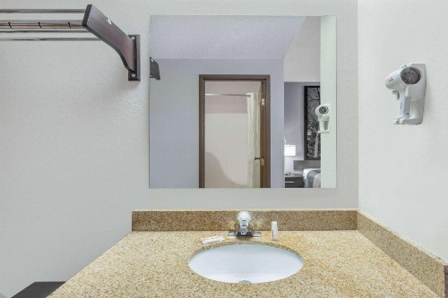 Super 8 by Wyndham Madison South - image 11