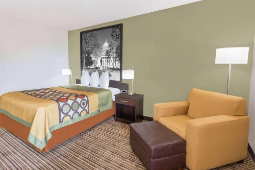 Super 8 by Wyndham Madison South - image 13