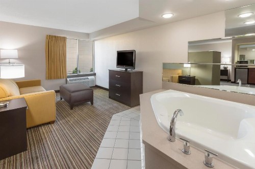 Super 8 by Wyndham Madison South - image 19