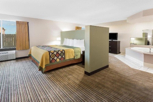 Super 8 by Wyndham Madison South - image 2