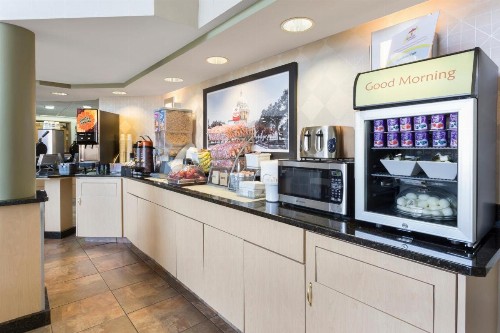 Super 8 by Wyndham Madison South - image 24