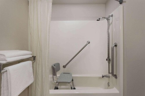 Super 8 by Wyndham Madison South - image 25
