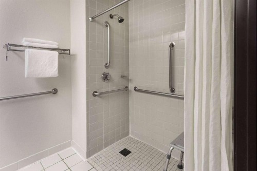 Super 8 by Wyndham Madison South - image 3